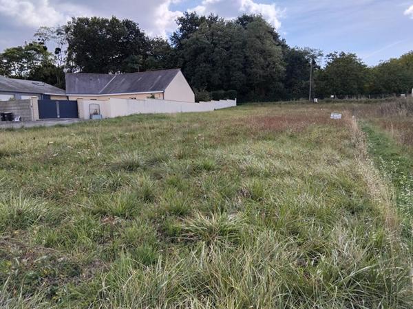 Terrain constructible à Louresse Rochemenier 851 m2