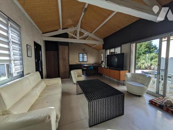 EXCLUSIVITE - LES HERBIERS - Idéalement située en impasse, à proximité immédiate des écoles et ...