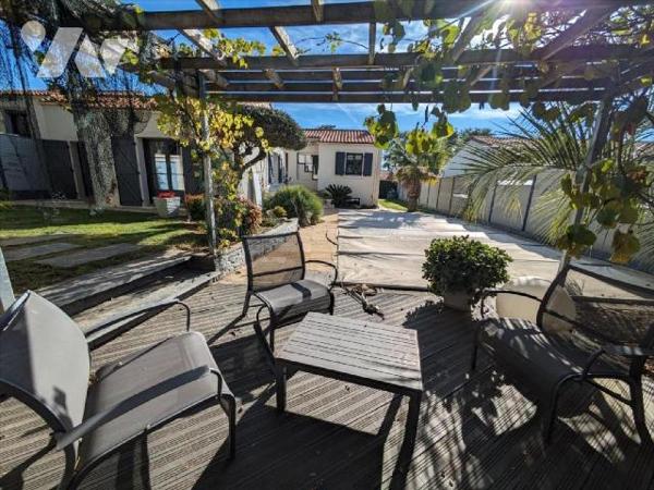 EXCLUSIVITE - LES HERBIERS - Idéalement située en impasse, à proximité immédiate des écoles et ...