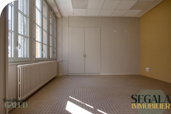 Albi (81000) Bureau lumineux en hyper centre – stationnement privé – Albi