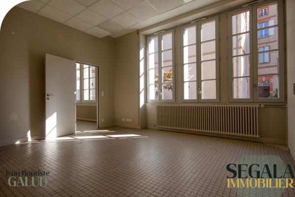 Albi (81000) Bureau lumineux en hyper centre – stationnement privé – Albi