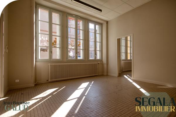 Albi (81000) Bureau lumineux en hyper centre – stationnement privé – Albi