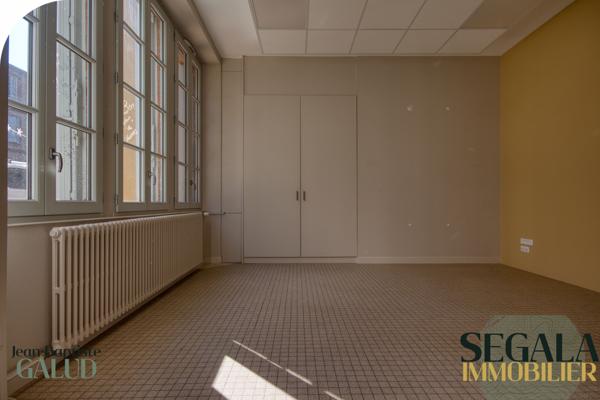 Albi (81000) Bureau lumineux en hyper centre – stationnement privé – Albi