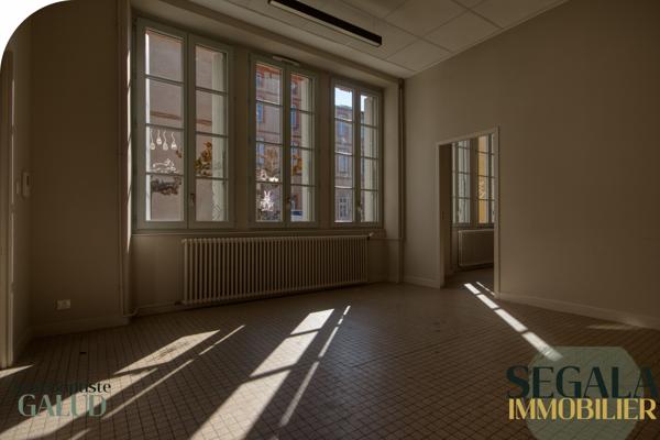 Albi (81000) Bureau lumineux en hyper centre – stationnement privé – Albi