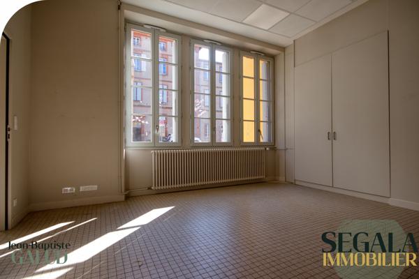 Albi (81000) Bureau lumineux en hyper centre – stationnement privé – Albi