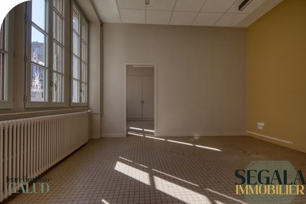 Albi (81000) Bureau lumineux en hyper centre – stationnement privé – Albi