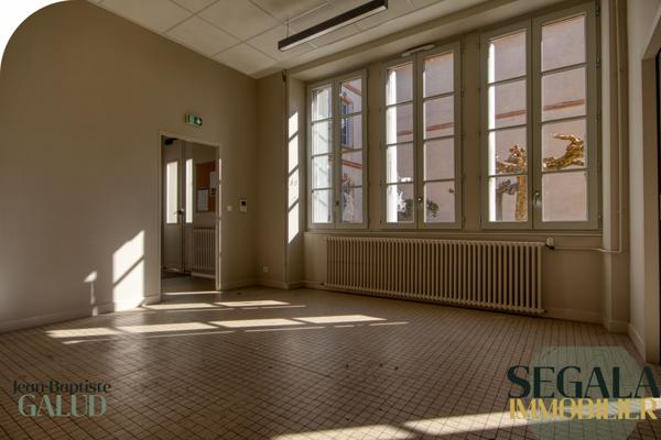 Albi (81000) Bureau lumineux en hyper centre – stationnement privé – Albi