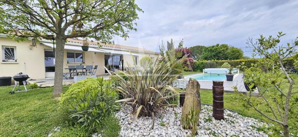 PAVILLON DE PLAIN-PIED DE 131,89 m² AVEC PISCINE, CABANON ET TERRAIN CLOS