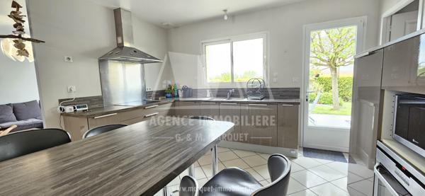 PAVILLON DE PLAIN-PIED DE 131,89 m² AVEC PISCINE, CABANON ET TERRAIN CLOS