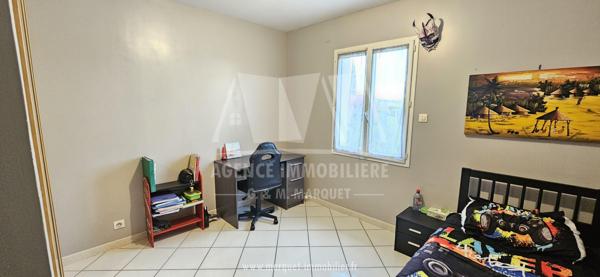 PAVILLON DE PLAIN-PIED DE 131,89 m² AVEC PISCINE, CABANON ET TERRAIN CLOS