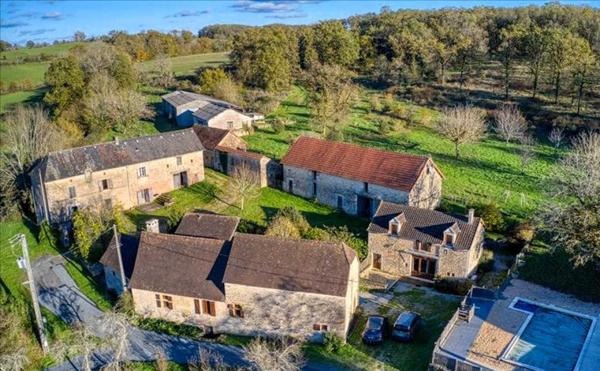 Maison ancienne - Thenon En Périgord Noir entre Montignac-Lascaux et Hautefort: ensemble comprenant deux gîtes de caractère et un corps de ferme à rénover sur environ 14 hectares de terrain.
