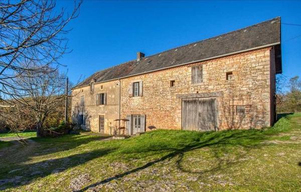 Maison ancienne - Thenon En Périgord Noir entre Montignac-Lascaux et Hautefort: ensemble comprenant deux gîtes de caractère et un corps de ferme à rénover sur environ 14 hectares de terrain.