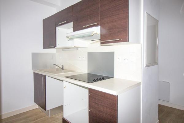 APPARTEMENT T2 RENOVE AVEC PARKING ET BALCON A DEUX PAS DE LA GARE ET DES THERMES
