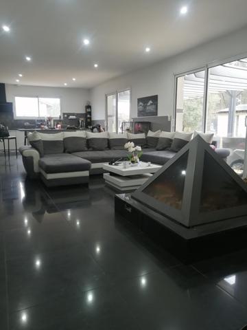 Belle Maison contemporaine dans quartier paisible.