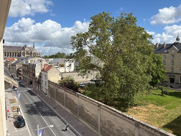 Rue Gambetta T2 lumineux en excellent état avec vue sur la cathédrale
