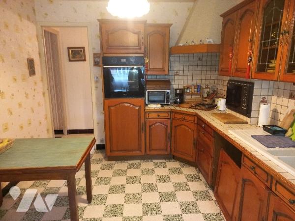 Maison : salon/SAM, cuisine, 4 chambres, WC, SDB, grenier jardin