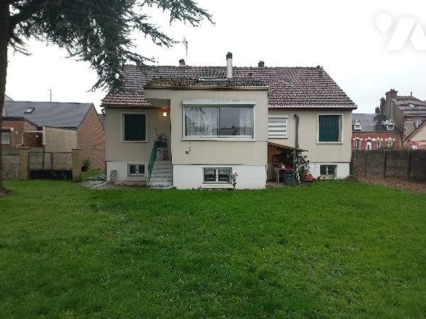 Maison : salon/SAM, cuisine, 4 chambres, WC, SDB, grenier jardin