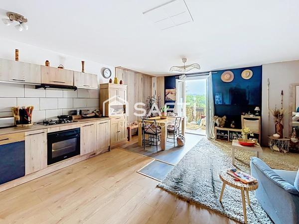Appartement rénové de 50 m² avec terrasse, piscine, garage et stationnement - Aiglun