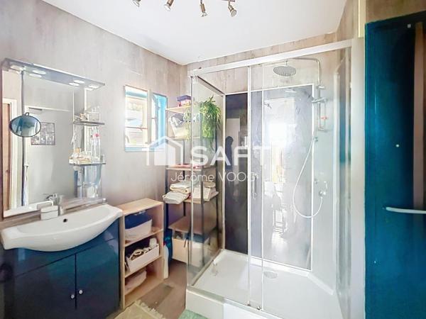 Appartement rénové de 50 m² avec terrasse, piscine, garage et stationnement - Aiglun