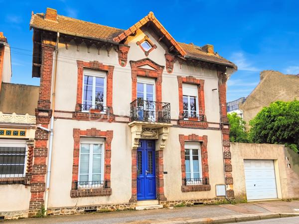 Introduction et charme historique
Édifiée en 1890 et idéalement située au 62 boulevard Carnot à Mantes-la-Jolie dans les Yvelines, "La Villa du Midi" incarne l'élégance architecturale de la fin du XIXe siècle. Derrière sa façade historique de caractère se cache un potentiel patrimonial et d'aménagement exceptionnel, rare sur le marché local. Cette propriété s'adresse aussi bien aux investisseurs visionnaires qu'aux amateurs de grands espaces en quête d'une demeure de prestige à personnaliser.

Description des volumes et prestations intérieures
- La bâtisse se développe sur plusieurs niveaux baignés de lumière et dotés de cachets d'époque préservés :
- Rez-de-chaussée : Une entrée majestueuse dessert un couloir aux authentiques carreaux de ciment. Vous y découvrez un bureau (ou chambre) avec parquet en chêne massif à la versaillaise, un atelier (ou chambre) avec salle d'eau privative, un WC indépendant, une salle à manger, un salon en dénivelé prolongé par une véranda lumineuse, un espace bibliothèque ainsi qu'une cuisine équipée ouvrant sur une magnifique verrière / patio.
- 1er étage : Un palier avec penderie dessert deux superbes suites parentales, dont une disposant de son propre WC et d'un dressing sur mesure.
- 2e étage : Une pièce traversante dessert une salle de douche, un WC, deux chambres supplémentaires et un bureau.
- Niveau inférieur (Sous-sol total) : Une somptueuse cave voûtée compartimentée sous l'ensemble de la maison, comprenant un espace chaufferie, une buanderie, des zones de stockage, un atelier et une cave dédiée.

Équipements : Le bien est entièrement équipé en double vitrage.

Les extérieurs : Un havre de paix en ville
- Jardin et cour : Un bel espace extérieur paysager, intime, clos et fermé, parfait pour profiter des beaux jours en toute quiétude.

Stationnement : Un double garage attenant à la maison, un atout rare et indispensable en centre-ville.

Performances énergétiques et environnement
- Classement DPE : Actuellement classé en D, ce qui constitue une performance remarquable pour une bâtisse de cette époque. Le bien dispose d'un potentiel d'amélioration énergétique supplémentaire facilement accessible avec un minimum de travaux d'optimisation.

Potentiel d'investissement et modularité
- Un intérêt patrimonial et financier majeur pour la création de 5 logements distincts. La configuration des lieux et la présence d'une cage d'aisance / cage d'escalier fonctionnelle facilitent grandement la mise en œuvre d'une opération de division locative ou de revente par lots.
- Usage mixte ou familial : Idéal également pour une grande famille, un projet de co-location ou l'exercice d'une profession libérale combinée à de l'habitation.

Environnement, transports et commodités à proximité
- Située sur un secteur prisé et stratégique de Mantes-la-Jolie, la propriété bénéficie d'une accessibilité totale :
- Transports : Proximité immédiate des grands axes routiers et des gares facilitant les liaisons rapides vers l'Île-de-France et Paris.
- Centre-ville : Accès immédiat à pied aux commerces de proximité, marchés, restaurants et services du centre historique.

Éducation et famille : Établissements scolaires (écoles, collèges, lycées) et structures d'accueil pour la petite enfance implantés à proximité immédiate.

A votre dispo pour vous conseiller et vous accompagner dans l'élaboration de votre projet de vie !
Contact : Willy BOYÉ - 0787377587

Action !