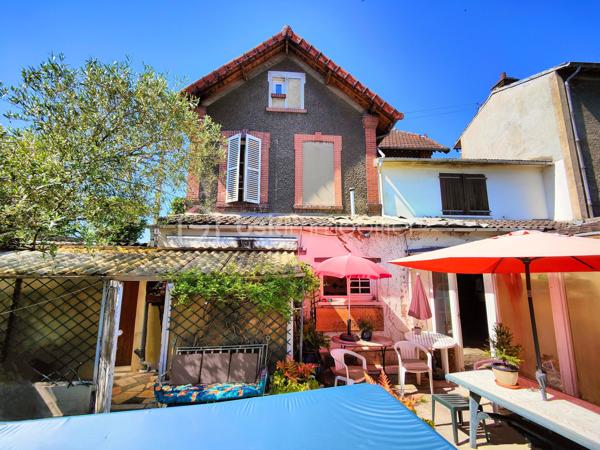 Introduction et charme historique
Édifiée en 1890 et idéalement située au 62 boulevard Carnot à Mantes-la-Jolie dans les Yvelines, "La Villa du Midi" incarne l'élégance architecturale de la fin du XIXe siècle. Derrière sa façade historique de caractère se cache un potentiel patrimonial et d'aménagement exceptionnel, rare sur le marché local. Cette propriété s'adresse aussi bien aux investisseurs visionnaires qu'aux amateurs de grands espaces en quête d'une demeure de prestige à personnaliser.

Description des volumes et prestations intérieures
- La bâtisse se développe sur plusieurs niveaux baignés de lumière et dotés de cachets d'époque préservés :
- Rez-de-chaussée : Une entrée majestueuse dessert un couloir aux authentiques carreaux de ciment. Vous y découvrez un bureau (ou chambre) avec parquet en chêne massif à la versaillaise, un atelier (ou chambre) avec salle d'eau privative, un WC indépendant, une salle à manger, un salon en dénivelé prolongé par une véranda lumineuse, un espace bibliothèque ainsi qu'une cuisine équipée ouvrant sur une magnifique verrière / patio.
- 1er étage : Un palier avec penderie dessert deux superbes suites parentales, dont une disposant de son propre WC et d'un dressing sur mesure.
- 2e étage : Une pièce traversante dessert une salle de douche, un WC, deux chambres supplémentaires et un bureau.
- Niveau inférieur (Sous-sol total) : Une somptueuse cave voûtée compartimentée sous l'ensemble de la maison, comprenant un espace chaufferie, une buanderie, des zones de stockage, un atelier et une cave dédiée.

Équipements : Le bien est entièrement équipé en double vitrage.

Les extérieurs : Un havre de paix en ville
- Jardin et cour : Un bel espace extérieur paysager, intime, clos et fermé, parfait pour profiter des beaux jours en toute quiétude.

Stationnement : Un double garage attenant à la maison, un atout rare et indispensable en centre-ville.

Performances énergétiques et environnement
- Classement DPE : Actuellement classé en D, ce qui constitue une performance remarquable pour une bâtisse de cette époque. Le bien dispose d'un potentiel d'amélioration énergétique supplémentaire facilement accessible avec un minimum de travaux d'optimisation.

Potentiel d'investissement et modularité
- Un intérêt patrimonial et financier majeur pour la création de 5 logements distincts. La configuration des lieux et la présence d'une cage d'aisance / cage d'escalier fonctionnelle facilitent grandement la mise en œuvre d'une opération de division locative ou de revente par lots.
- Usage mixte ou familial : Idéal également pour une grande famille, un projet de co-location ou l'exercice d'une profession libérale combinée à de l'habitation.

Environnement, transports et commodités à proximité
- Située sur un secteur prisé et stratégique de Mantes-la-Jolie, la propriété bénéficie d'une accessibilité totale :
- Transports : Proximité immédiate des grands axes routiers et des gares facilitant les liaisons rapides vers l'Île-de-France et Paris.
- Centre-ville : Accès immédiat à pied aux commerces de proximité, marchés, restaurants et services du centre historique.

Éducation et famille : Établissements scolaires (écoles, collèges, lycées) et structures d'accueil pour la petite enfance implantés à proximité immédiate.

A votre dispo pour vous conseiller et vous accompagner dans l'élaboration de votre projet de vie !
Contact : Willy BOYÉ - 0787377587

Action !
