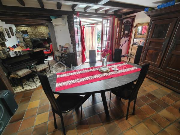 Introduction et charme historique
Édifiée en 1890 et idéalement située au 62 boulevard Carnot à Mantes-la-Jolie dans les Yvelines, "La Villa du Midi" incarne l'élégance architecturale de la fin du XIXe siècle. Derrière sa façade historique de caractère se cache un potentiel patrimonial et d'aménagement exceptionnel, rare sur le marché local. Cette propriété s'adresse aussi bien aux investisseurs visionnaires qu'aux amateurs de grands espaces en quête d'une demeure de prestige à personnaliser.

Description des volumes et prestations intérieures
- La bâtisse se développe sur plusieurs niveaux baignés de lumière et dotés de cachets d'époque préservés :
- Rez-de-chaussée : Une entrée majestueuse dessert un couloir aux authentiques carreaux de ciment. Vous y découvrez un bureau (ou chambre) avec parquet en chêne massif à la versaillaise, un atelier (ou chambre) avec salle d'eau privative, un WC indépendant, une salle à manger, un salon en dénivelé prolongé par une véranda lumineuse, un espace bibliothèque ainsi qu'une cuisine équipée ouvrant sur une magnifique verrière / patio.
- 1er étage : Un palier avec penderie dessert deux superbes suites parentales, dont une disposant de son propre WC et d'un dressing sur mesure.
- 2e étage : Une pièce traversante dessert une salle de douche, un WC, deux chambres supplémentaires et un bureau.
- Niveau inférieur (Sous-sol total) : Une somptueuse cave voûtée compartimentée sous l'ensemble de la maison, comprenant un espace chaufferie, une buanderie, des zones de stockage, un atelier et une cave dédiée.

Équipements : Le bien est entièrement équipé en double vitrage.

Les extérieurs : Un havre de paix en ville
- Jardin et cour : Un bel espace extérieur paysager, intime, clos et fermé, parfait pour profiter des beaux jours en toute quiétude.

Stationnement : Un double garage attenant à la maison, un atout rare et indispensable en centre-ville.

Performances énergétiques et environnement
- Classement DPE : Actuellement classé en D, ce qui constitue une performance remarquable pour une bâtisse de cette époque. Le bien dispose d'un potentiel d'amélioration énergétique supplémentaire facilement accessible avec un minimum de travaux d'optimisation.

Potentiel d'investissement et modularité
- Un intérêt patrimonial et financier majeur pour la création de 5 logements distincts. La configuration des lieux et la présence d'une cage d'aisance / cage d'escalier fonctionnelle facilitent grandement la mise en œuvre d'une opération de division locative ou de revente par lots.
- Usage mixte ou familial : Idéal également pour une grande famille, un projet de co-location ou l'exercice d'une profession libérale combinée à de l'habitation.

Environnement, transports et commodités à proximité
- Située sur un secteur prisé et stratégique de Mantes-la-Jolie, la propriété bénéficie d'une accessibilité totale :
- Transports : Proximité immédiate des grands axes routiers et des gares facilitant les liaisons rapides vers l'Île-de-France et Paris.
- Centre-ville : Accès immédiat à pied aux commerces de proximité, marchés, restaurants et services du centre historique.

Éducation et famille : Établissements scolaires (écoles, collèges, lycées) et structures d'accueil pour la petite enfance implantés à proximité immédiate.

A votre dispo pour vous conseiller et vous accompagner dans l'élaboration de votre projet de vie !
Contact : Willy BOYÉ - 0787377587

Action !