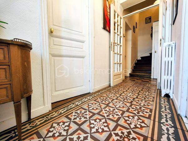 Introduction et charme historique
Édifiée en 1890 et idéalement située au 62 boulevard Carnot à Mantes-la-Jolie dans les Yvelines, "La Villa du Midi" incarne l'élégance architecturale de la fin du XIXe siècle. Derrière sa façade historique de caractère se cache un potentiel patrimonial et d'aménagement exceptionnel, rare sur le marché local. Cette propriété s'adresse aussi bien aux investisseurs visionnaires qu'aux amateurs de grands espaces en quête d'une demeure de prestige à personnaliser.

Description des volumes et prestations intérieures
- La bâtisse se développe sur plusieurs niveaux baignés de lumière et dotés de cachets d'époque préservés :
- Rez-de-chaussée : Une entrée majestueuse dessert un couloir aux authentiques carreaux de ciment. Vous y découvrez un bureau (ou chambre) avec parquet en chêne massif à la versaillaise, un atelier (ou chambre) avec salle d'eau privative, un WC indépendant, une salle à manger, un salon en dénivelé prolongé par une véranda lumineuse, un espace bibliothèque ainsi qu'une cuisine équipée ouvrant sur une magnifique verrière / patio.
- 1er étage : Un palier avec penderie dessert deux superbes suites parentales, dont une disposant de son propre WC et d'un dressing sur mesure.
- 2e étage : Une pièce traversante dessert une salle de douche, un WC, deux chambres supplémentaires et un bureau.
- Niveau inférieur (Sous-sol total) : Une somptueuse cave voûtée compartimentée sous l'ensemble de la maison, comprenant un espace chaufferie, une buanderie, des zones de stockage, un atelier et une cave dédiée.

Équipements : Le bien est entièrement équipé en double vitrage.

Les extérieurs : Un havre de paix en ville
- Jardin et cour : Un bel espace extérieur paysager, intime, clos et fermé, parfait pour profiter des beaux jours en toute quiétude.

Stationnement : Un double garage attenant à la maison, un atout rare et indispensable en centre-ville.

Performances énergétiques et environnement
- Classement DPE : Actuellement classé en D, ce qui constitue une performance remarquable pour une bâtisse de cette époque. Le bien dispose d'un potentiel d'amélioration énergétique supplémentaire facilement accessible avec un minimum de travaux d'optimisation.

Potentiel d'investissement et modularité
- Un intérêt patrimonial et financier majeur pour la création de 5 logements distincts. La configuration des lieux et la présence d'une cage d'aisance / cage d'escalier fonctionnelle facilitent grandement la mise en œuvre d'une opération de division locative ou de revente par lots.
- Usage mixte ou familial : Idéal également pour une grande famille, un projet de co-location ou l'exercice d'une profession libérale combinée à de l'habitation.

Environnement, transports et commodités à proximité
- Située sur un secteur prisé et stratégique de Mantes-la-Jolie, la propriété bénéficie d'une accessibilité totale :
- Transports : Proximité immédiate des grands axes routiers et des gares facilitant les liaisons rapides vers l'Île-de-France et Paris.
- Centre-ville : Accès immédiat à pied aux commerces de proximité, marchés, restaurants et services du centre historique.

Éducation et famille : Établissements scolaires (écoles, collèges, lycées) et structures d'accueil pour la petite enfance implantés à proximité immédiate.

A votre dispo pour vous conseiller et vous accompagner dans l'élaboration de votre projet de vie !
Contact : Willy BOYÉ - 0787377587

Action !