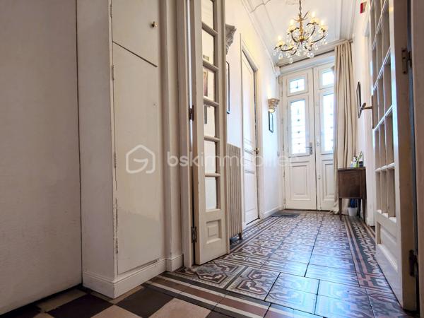 Introduction et charme historique
Édifiée en 1890 et idéalement située au 62 boulevard Carnot à Mantes-la-Jolie dans les Yvelines, "La Villa du Midi" incarne l'élégance architecturale de la fin du XIXe siècle. Derrière sa façade historique de caractère se cache un potentiel patrimonial et d'aménagement exceptionnel, rare sur le marché local. Cette propriété s'adresse aussi bien aux investisseurs visionnaires qu'aux amateurs de grands espaces en quête d'une demeure de prestige à personnaliser.

Description des volumes et prestations intérieures
- La bâtisse se développe sur plusieurs niveaux baignés de lumière et dotés de cachets d'époque préservés :
- Rez-de-chaussée : Une entrée majestueuse dessert un couloir aux authentiques carreaux de ciment. Vous y découvrez un bureau (ou chambre) avec parquet en chêne massif à la versaillaise, un atelier (ou chambre) avec salle d'eau privative, un WC indépendant, une salle à manger, un salon en dénivelé prolongé par une véranda lumineuse, un espace bibliothèque ainsi qu'une cuisine équipée ouvrant sur une magnifique verrière / patio.
- 1er étage : Un palier avec penderie dessert deux superbes suites parentales, dont une disposant de son propre WC et d'un dressing sur mesure.
- 2e étage : Une pièce traversante dessert une salle de douche, un WC, deux chambres supplémentaires et un bureau.
- Niveau inférieur (Sous-sol total) : Une somptueuse cave voûtée compartimentée sous l'ensemble de la maison, comprenant un espace chaufferie, une buanderie, des zones de stockage, un atelier et une cave dédiée.

Équipements : Le bien est entièrement équipé en double vitrage.

Les extérieurs : Un havre de paix en ville
- Jardin et cour : Un bel espace extérieur paysager, intime, clos et fermé, parfait pour profiter des beaux jours en toute quiétude.

Stationnement : Un double garage attenant à la maison, un atout rare et indispensable en centre-ville.

Performances énergétiques et environnement
- Classement DPE : Actuellement classé en D, ce qui constitue une performance remarquable pour une bâtisse de cette époque. Le bien dispose d'un potentiel d'amélioration énergétique supplémentaire facilement accessible avec un minimum de travaux d'optimisation.

Potentiel d'investissement et modularité
- Un intérêt patrimonial et financier majeur pour la création de 5 logements distincts. La configuration des lieux et la présence d'une cage d'aisance / cage d'escalier fonctionnelle facilitent grandement la mise en œuvre d'une opération de division locative ou de revente par lots.
- Usage mixte ou familial : Idéal également pour une grande famille, un projet de co-location ou l'exercice d'une profession libérale combinée à de l'habitation.

Environnement, transports et commodités à proximité
- Située sur un secteur prisé et stratégique de Mantes-la-Jolie, la propriété bénéficie d'une accessibilité totale :
- Transports : Proximité immédiate des grands axes routiers et des gares facilitant les liaisons rapides vers l'Île-de-France et Paris.
- Centre-ville : Accès immédiat à pied aux commerces de proximité, marchés, restaurants et services du centre historique.

Éducation et famille : Établissements scolaires (écoles, collèges, lycées) et structures d'accueil pour la petite enfance implantés à proximité immédiate.

A votre dispo pour vous conseiller et vous accompagner dans l'élaboration de votre projet de vie !
Contact : Willy BOYÉ - 0787377587

Action !