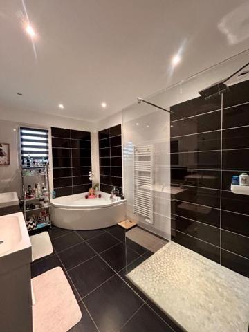 !! A saisir !! Maison récente de plain-pied dans un superbe quartier de BOULAZAC-ISLE-MANOIRE 24750