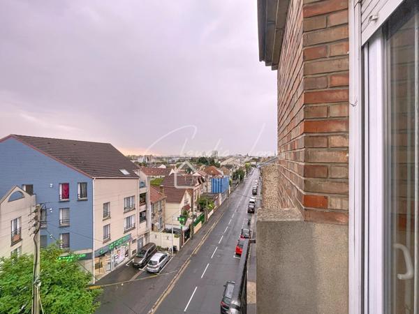 APPARTEMENT F2  avec balcon et jolie vue sur la Tour Eiffel