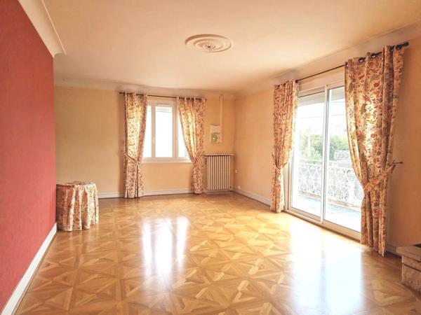 Plaisante maison de ville avec son local professionnel