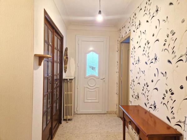 Plaisante maison de ville avec son local professionnel