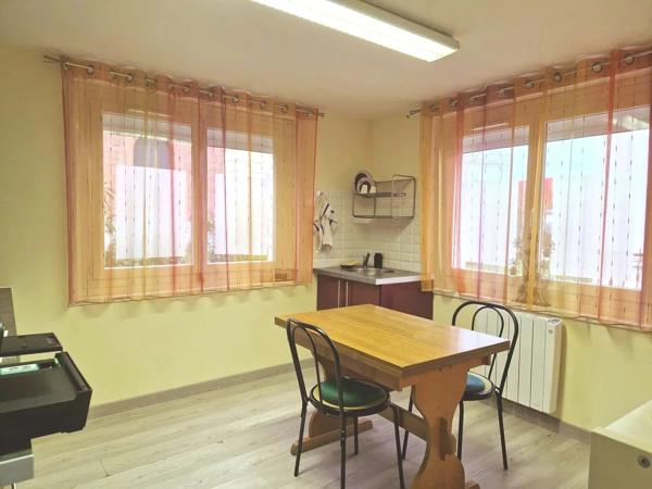 Plaisante maison de ville avec son local professionnel