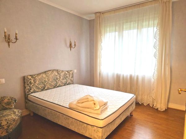 Plaisante maison de ville avec son local professionnel