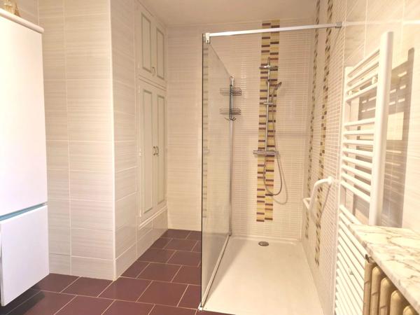 Plaisante maison de ville avec son local professionnel