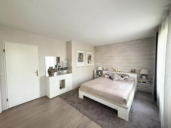 Vente                                                      Appartement
                        
                     5 pièces                      113 m2                     à Serris