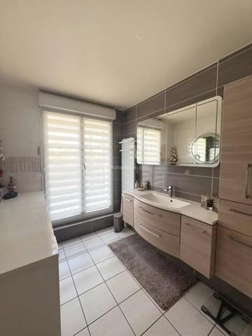 Vente                                                      Appartement
                        
                     5 pièces                      113 m2                     à Serris