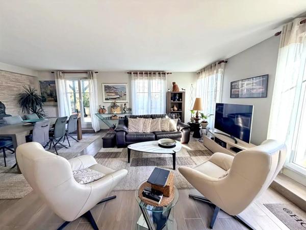 Vente                                                      Appartement
                        
                     5 pièces                      113 m2                     à Serris