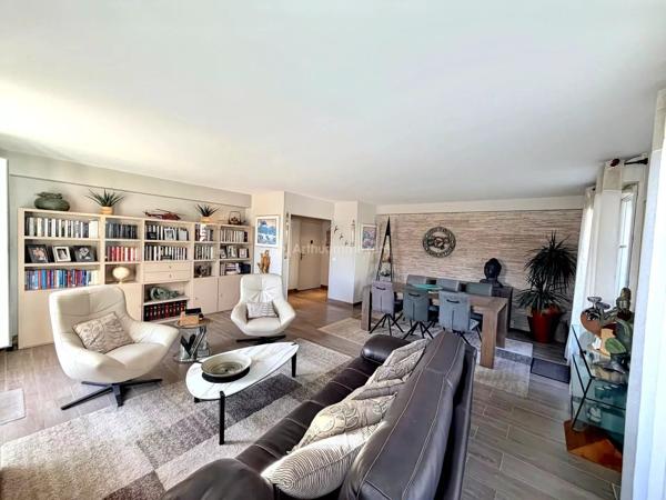 Vente                                                      Appartement
                        
                     5 pièces                      113 m2                     à Serris