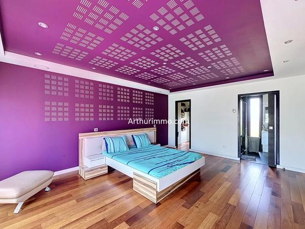 Vente                                                      Maison
                        
                     6 pièces                      230 m2                     à Boissy-Saint-Léger