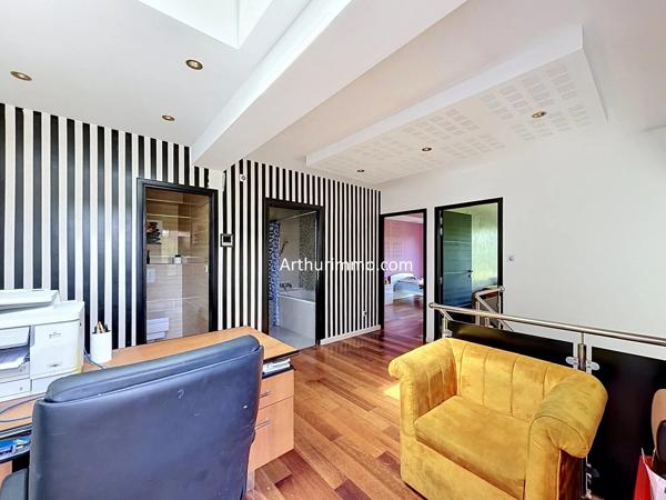 Vente                                                      Maison
                        
                     6 pièces                      230 m2                     à Boissy-Saint-Léger