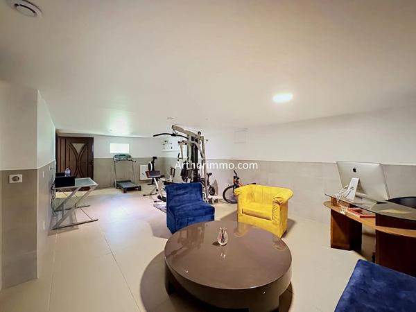 Vente                                                      Maison
                        
                     6 pièces                      230 m2                     à Boissy-Saint-Léger