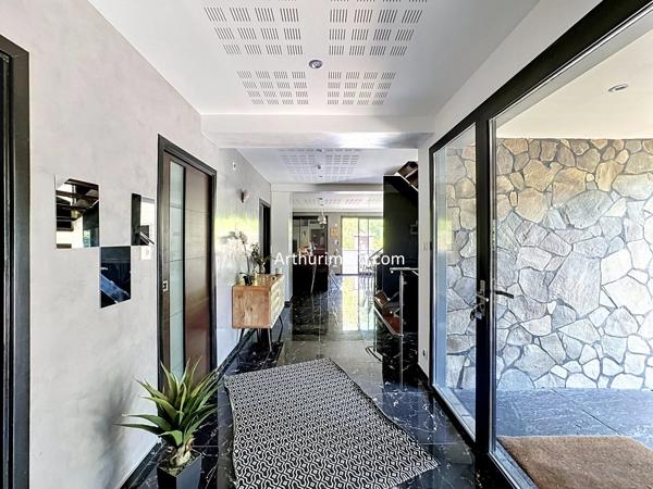 Vente                                                      Maison
                        
                     6 pièces                      230 m2                     à Boissy-Saint-Léger