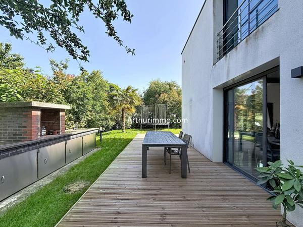 Vente                                                      Maison
                        
                     6 pièces                      230 m2                     à Boissy-Saint-Léger