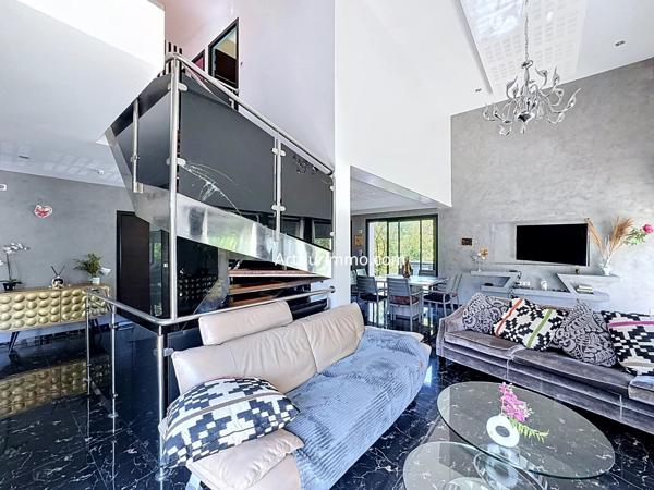 Vente                                                      Maison
                        
                     6 pièces                      230 m2                     à Boissy-Saint-Léger