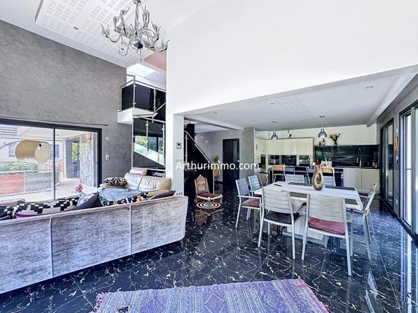 Vente                                                      Maison
                        
                     6 pièces                      230 m2                     à Boissy-Saint-Léger