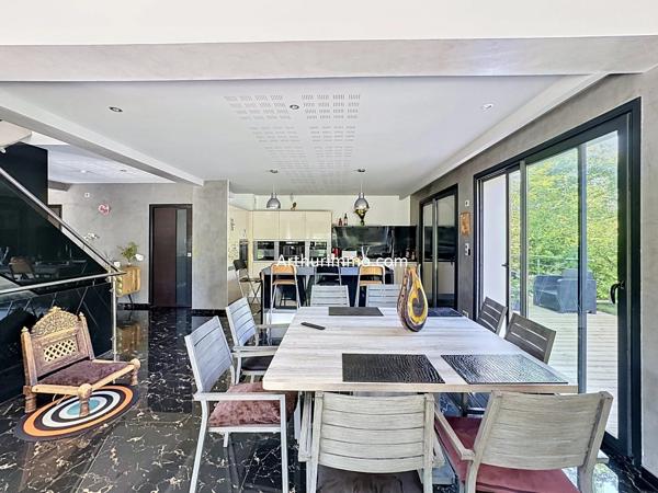 Vente                                                      Maison
                        
                     6 pièces                      230 m2                     à Boissy-Saint-Léger