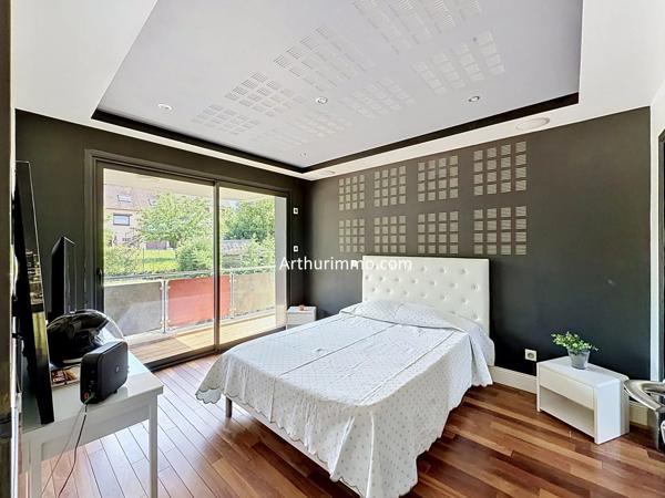 Vente                                                      Maison
                        
                     6 pièces                      230 m2                     à Boissy-Saint-Léger