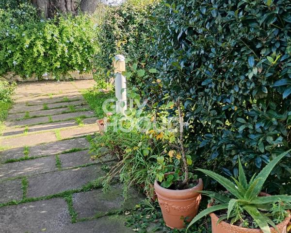 À deux pas de la plage des Deux Jumeaux-T2 rez-de-jardin.