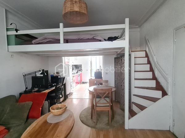 Idéal pour un premier achat ou un investissement locatif, ce charmant studio saura vous séduire par sa situation privilégiée à proximité de la gare et de tous les commerces.
Il se compose d’une cuisine fonctionnelle, d’une belle pièce de vie lumineuse, agrémentée d’une mezzanine démontable permettant un gain de place ou un aménagement modulable selon vos envies. 
Vous disposerez également d’une salle d’eau avec WC. Une cave ainsi qu’une place de parking privative viennent compléter ce bien.
Un studio agréable et bien situé, idéal pour y habiter ou investir sereinement avec une bonne rentabilité